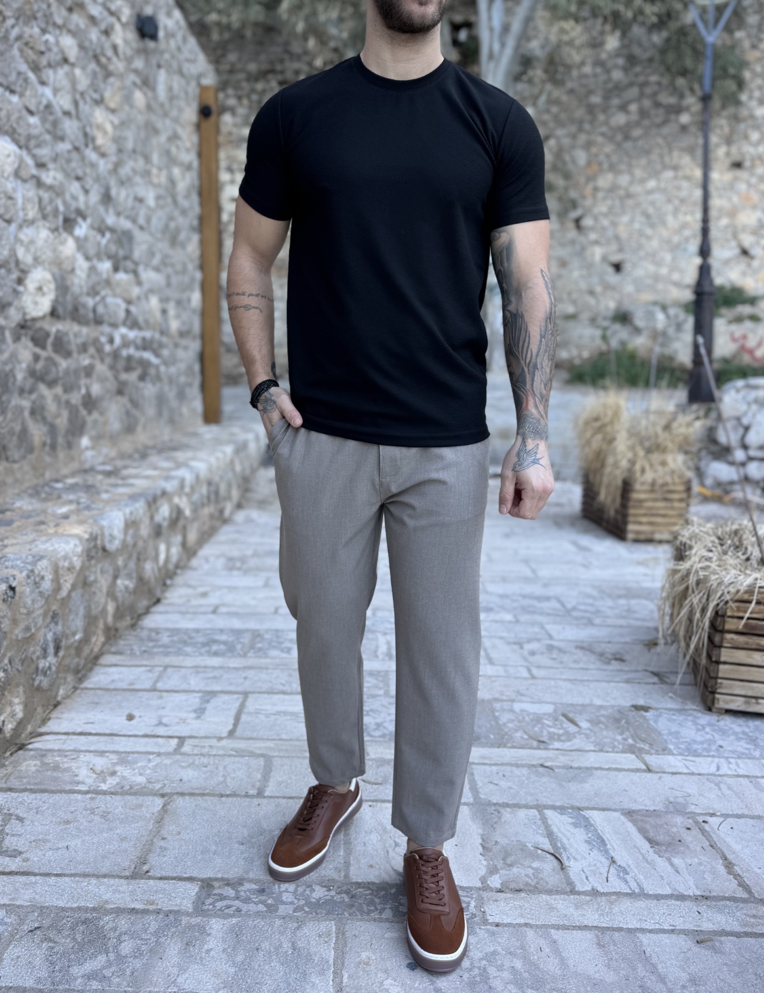 Ανδρική μαύρη κοντομάνικη μπλούζα με ανάγλυφο ύφασμα R260334M φωτογραφία